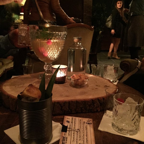 Das Foto wurde bei Old Fashioned Cocktail &amp; Absinthe Bar von Golsie💕 am 4/10/2015 aufgenommen