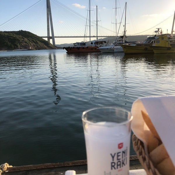 Das Foto wurde bei Poyrazköy Sahil Balık Restaurant von Hayati İ. am 7/2/2019 aufgenommen