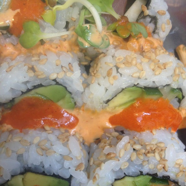 รูปภาพถ่ายที่ One Two Three Sushi โดย Lisa T. เมื่อ 6/25/2013