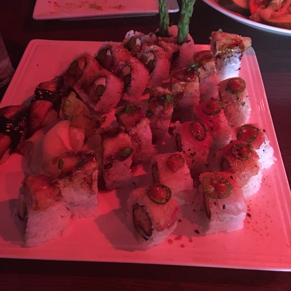 Foto scattata a Blue Sushi Sake Grill da Mary K. il 5/22/2016
