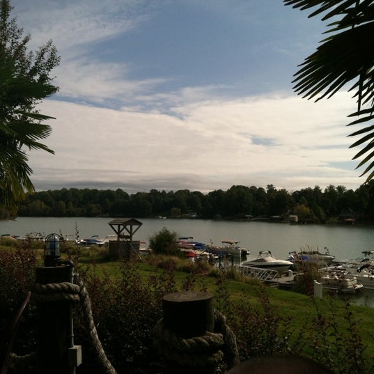 Das Foto wurde bei Eddie&#39;s on Lake Norman von Nancy P. am 10/14/2012 aufgenommen