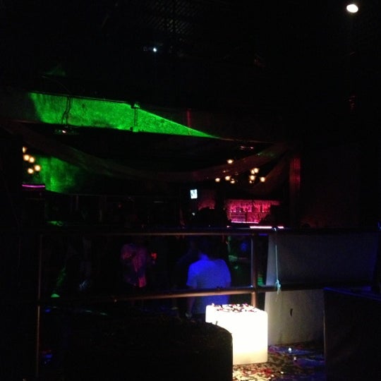 รูปภาพถ่ายที่ NV Nightclub โดย Freq เมื่อ 10/11/2012