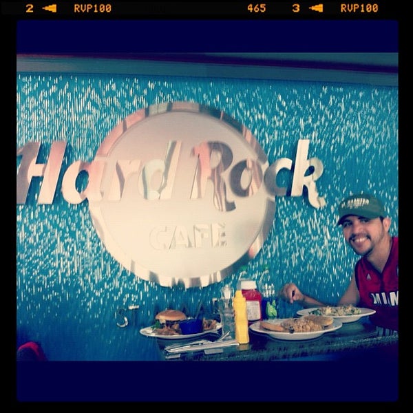 Das Foto wurde bei Hard Rock Cafe St. Maarten von Kerwin P. am 10/21/2012 aufgenommen