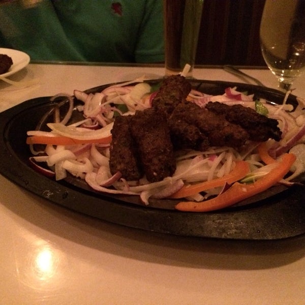 Das Foto wurde bei Shalimar Indian Restaurant von Adriana am 3/6/2014 aufgenommen