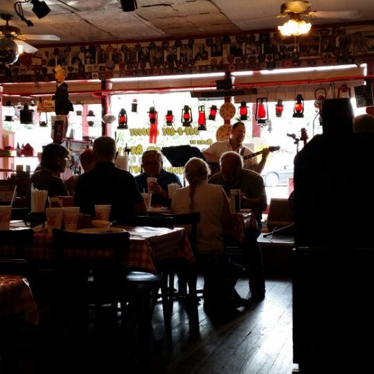 Foto diambil di The Bar-B-Que Caboose Cafe oleh Larry C. pada 6/13/2014