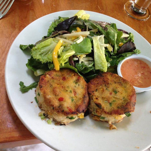 You MUST get the Key West Shrimp and lump crabmeat cakes....baby greens mixed with mango & pineapple coleslaw! To die for....thank you Sarabeth's!!