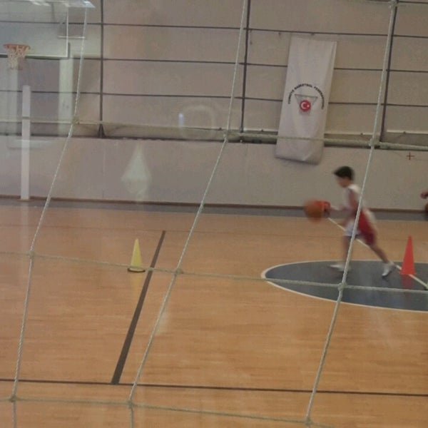 Foto scattata a Hidayet Türkoğlu Basketbol ve Spor Okulları Dikmen da Volk@n Ö. il 9/3/2016