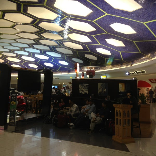 Foto tomada en Zayed International Airport (AUH)  por Shahzad A. el 5/23/2013