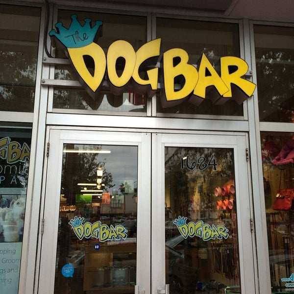 Foto diambil di The Dog Bar oleh Jordan S. pada 2/4/2015