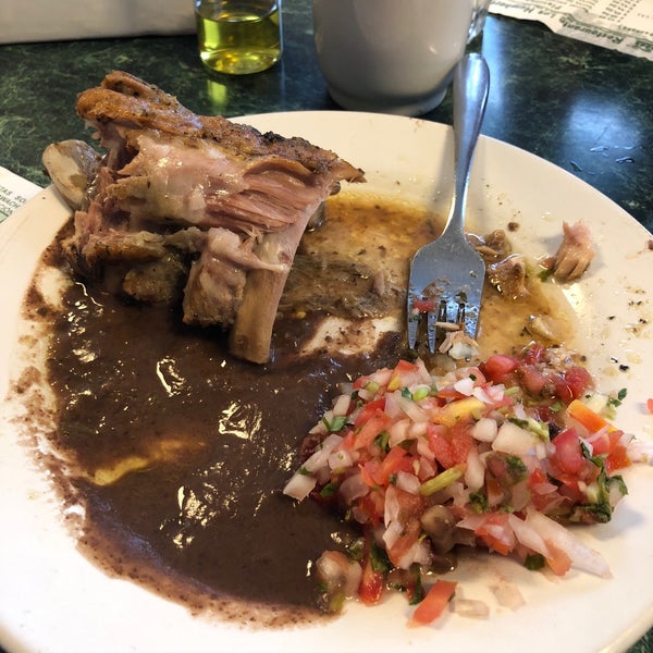 Foto diambil di Restaurante Humberto&#39;s oleh Rich L. pada 6/11/2018