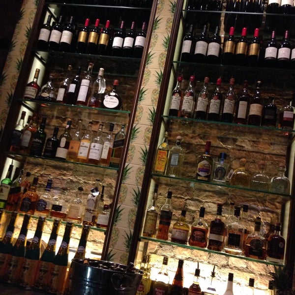 7/13/2013 tarihinde Andrew M.ziyaretçi tarafından Ananas Bar &amp; Brasserie'de çekilen fotoğraf