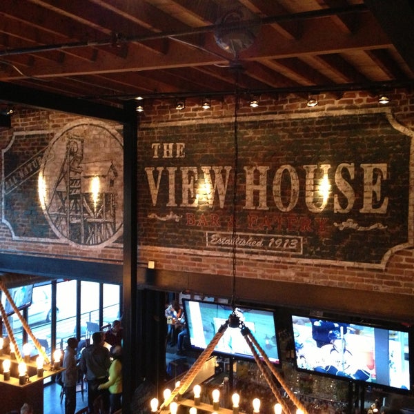 Foto tirada no(a) ViewHouse Eatery, Bar &amp; Rooftop por Sherri M. em 4/15/2013