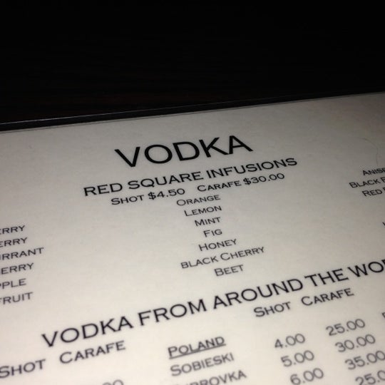 Foto tomada en Red Square Euro Bistro / Vodka Bar  por Sherri M. el 12/8/2012