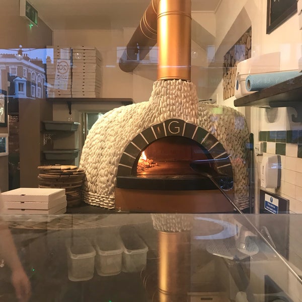 7/15/2018 tarihinde Pacoziyaretçi tarafından Casa Bardotti Pizzeria West Kensington'de çekilen fotoğraf