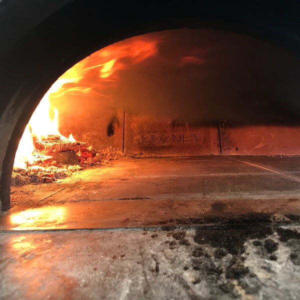 7/15/2018 tarihinde Pacoziyaretçi tarafından Casa Bardotti Pizzeria West Kensington'de çekilen fotoğraf