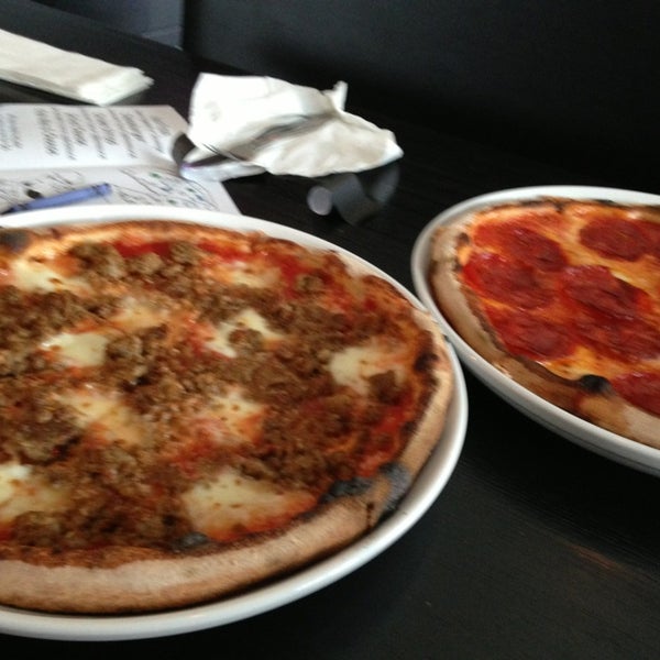 5/18/2013 tarihinde Kris H.ziyaretçi tarafından Crust Stone Oven Pizza'de çekilen fotoğraf