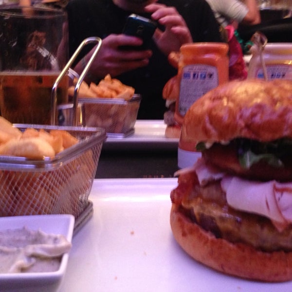 Burger gigantesque, c'est bon, c'est gros et c'est GRAS! ON REVIENDRA 😠