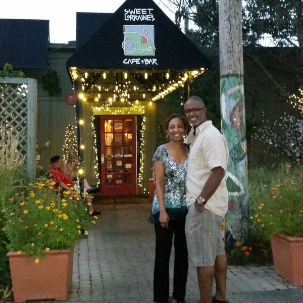 รูปภาพถ่ายที่ Sweet Lorraine&#39;s Cafe &amp; Bar โดย Brenda E. เมื่อ 8/17/2014