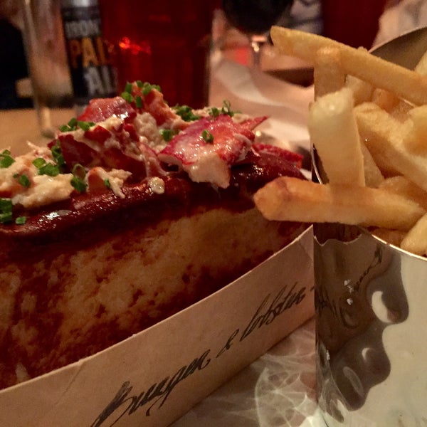รูปภาพถ่ายที่ Burger &amp; Lobster โดย George เมื่อ 1/25/2015
