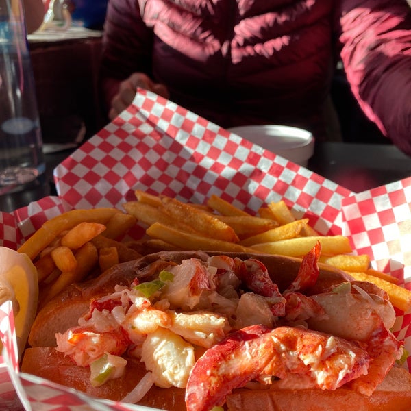 Photo taken at Yankee Lobster by Donald on 11/20/2021