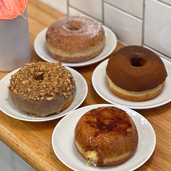 Foto diambil di Shortstop Coffee &amp; Donuts oleh Jonathan L. pada 5/20/2022