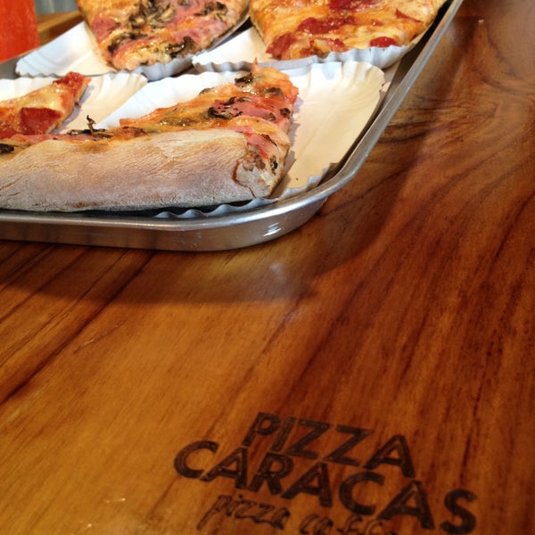 4/27/2013에 Jose G R.님이 Pizza Caracas. Pizza-Caffe에서 찍은 사진