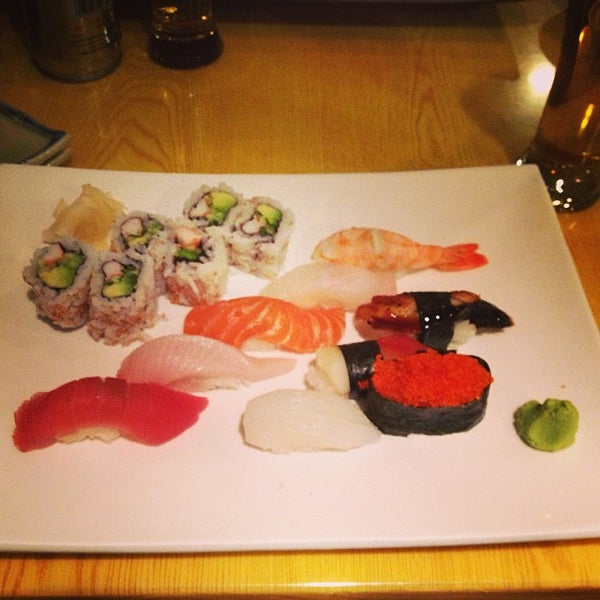 Das Foto wurde bei Murasaki Restaurant and Sushi Bar von Forrest K. am 12/24/2012 aufgenommen