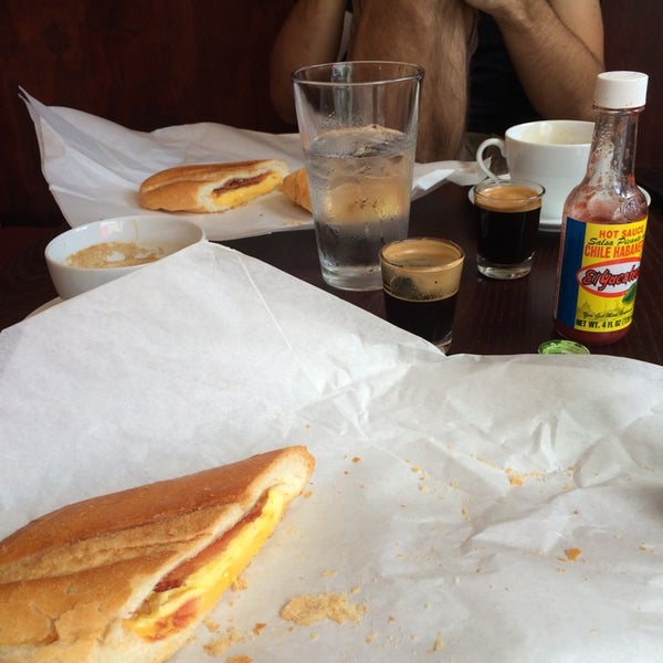 7/23/2014 tarihinde CJziyaretçi tarafından Buchi Cafe Cubano'de çekilen fotoğraf