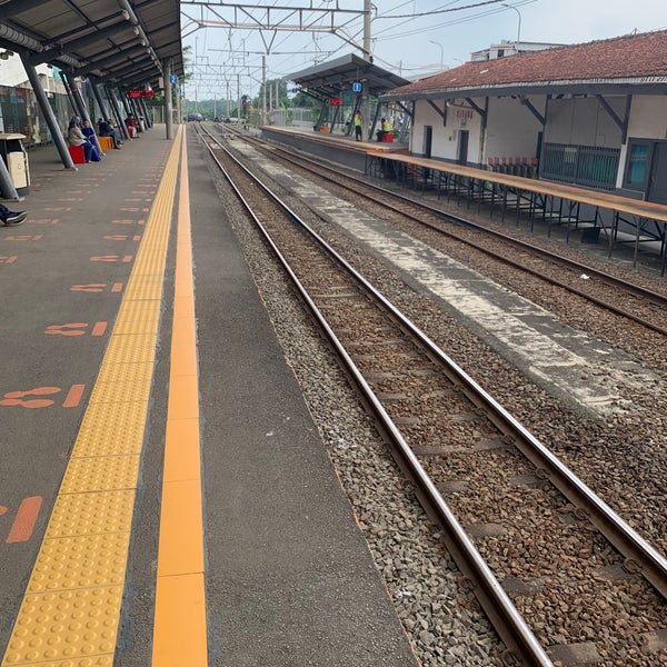 次での写真 Stasiun Cisauk Tangerang Selatan バンテン州
