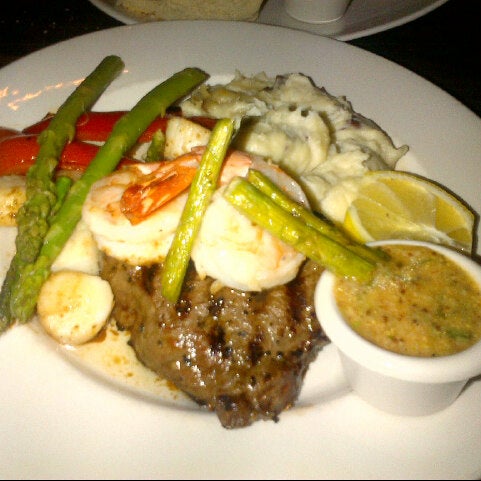 Photo taken at The Keg Steakhouse + Bar - Vaughan by Kyle D. on 3/25/2013