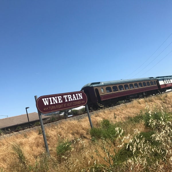Foto scattata a Napa Valley Wine Train da Samuel H. il 6/13/2017