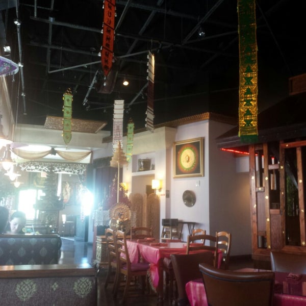 Foto scattata a Thai Thani Restaurant da Lisa L. il 8/11/2013