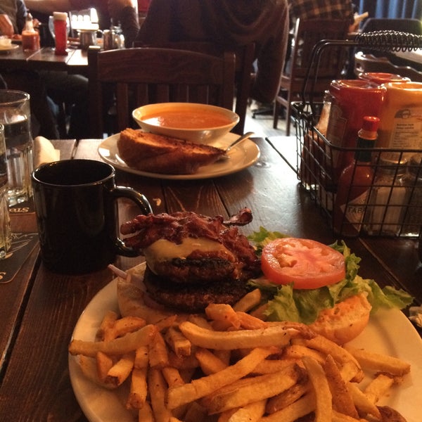 2/22/2015 tarihinde Mark K.ziyaretçi tarafından Storm Crow Tavern'de çekilen fotoğraf