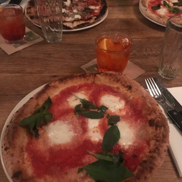 รูปภาพถ่ายที่ Pizza East โดย Cecilia G. เมื่อ 10/8/2019