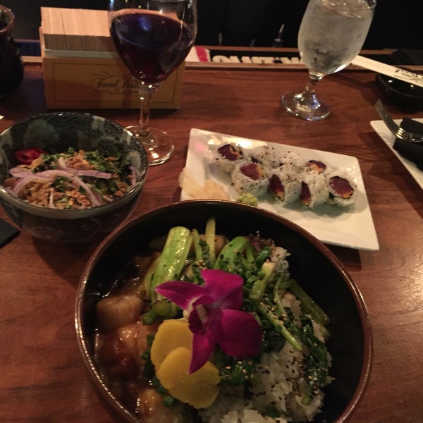 Снимок сделан в The Cultured Pearl Restaurant &amp; Sushi Bar пользователем Paula B. 11/13/2016