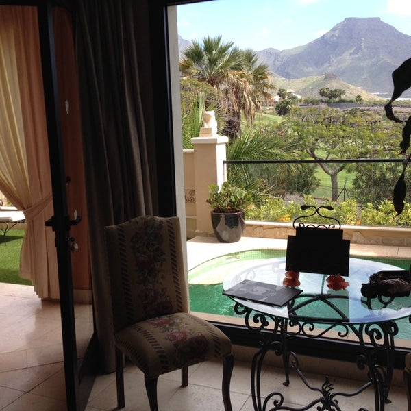 Photo prise au Hotel Royal Garden Villas &amp; SPA par Comoestos le2/22/2014