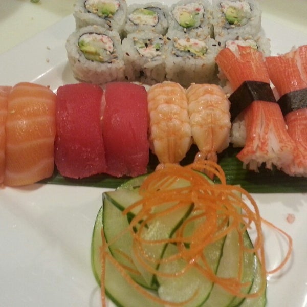 Foto tirada no(a) Sushi Dojo por Tony L. em 1/21/2014