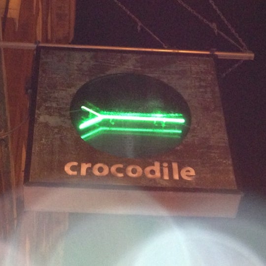 รูปภาพถ่ายที่ Crocodile โดย Vicki T. เมื่อ 10/9/2012