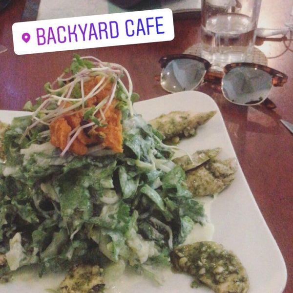 Foto tirada no(a) Backyard Cafe por Jessica B. em 1/4/2018