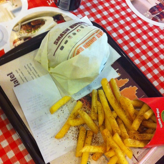 1/9/2013 tarihinde Oğuzhanziyaretçi tarafından Upper West Side Falafel'de çekilen fotoğraf