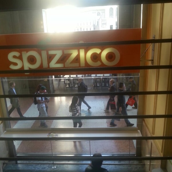 รูปภาพถ่ายที่ Spizzico โดย abduushe เมื่อ 5/20/2014