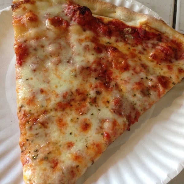 Foto tomada en Victor&#39;s Pizza  por atom el 7/20/2013