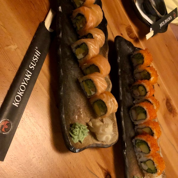 Foto tirada no(a) Kokoyaki Sushi Lara por Birol H. em 9/20/2021