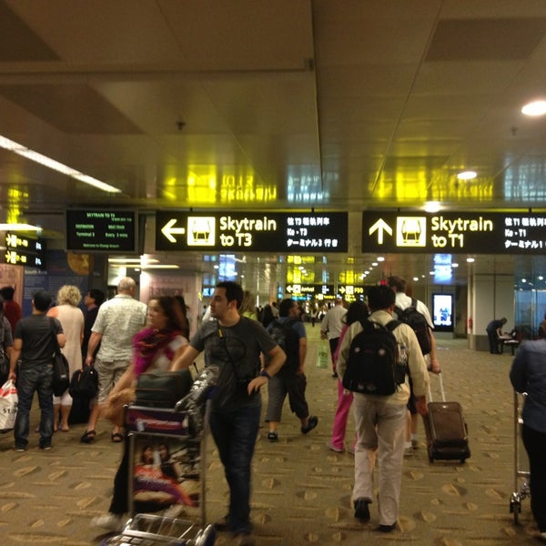 Arrive s. Stranded passengers. To arrive. Arrive s. Задержка рейса туризм.