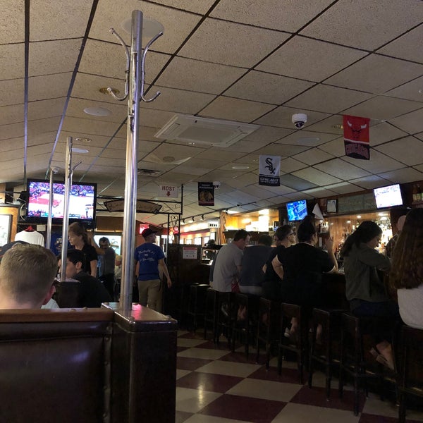 Foto scattata a Twin Anchors Restaurant &amp; Tavern da Catherine B. il 6/11/2019