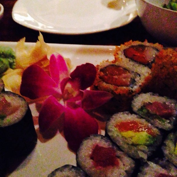 Foto tirada no(a) Nagoya Japanese Steakhouse &amp; Sushi por Ashley M. em 11/10/2013