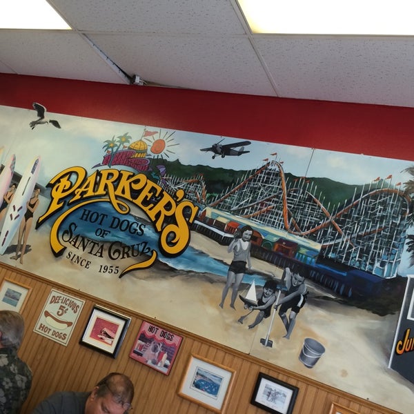 Foto diambil di Parker&#39;s Hot Dogs of Santa Cruz oleh Joel W. pada 8/15/2014