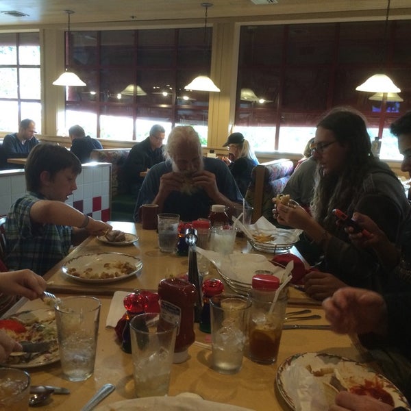 11/16/2014 tarihinde Joel W.ziyaretçi tarafından Brookfields Restaurant'de çekilen fotoğraf