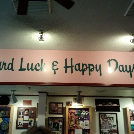 Снимок сделан в Mel&#39;s Hard Luck Diner пользователем Lauren M. 11/24/2012