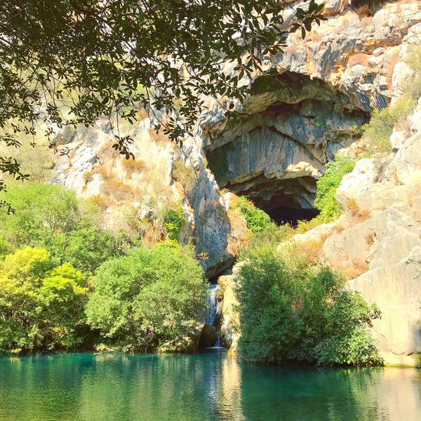 La Cueva del Gato es un entorno de gran valor natural, la cavidad da salida a un manantial de agua, además de ser un conjunto espeleológico, el acceso se recomienda solo a personas experimentadas.